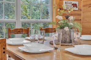 Dining - Red Oak Ridge- Close to Dollywood, Secluded, Theater Room, $560 FREE tickets! (Sevierville)