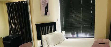 ห้องเอ็กซ์คลูซีฟดับเบิล | เครื่องนอนระดับพรีเมียม, ผ้านวมขนเป็ด, เตียงเมมโมรีโฟม, มินิบาร์