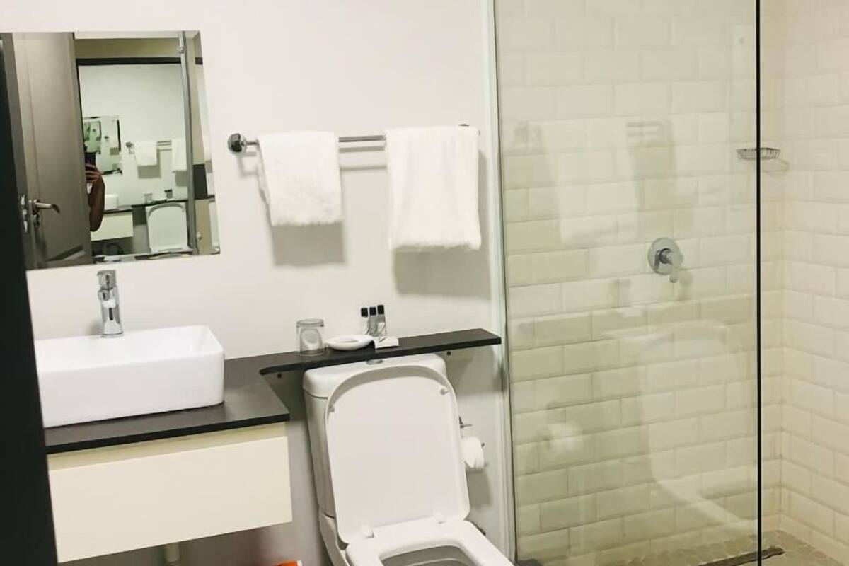 Exclusive-Doppelzimmer | Badezimmer | Regendusche, Designer-Toilettenartikel, Haartrockner, Hausschuhe