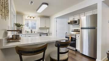 Geladeira, micro-ondas, fogão, cooktop