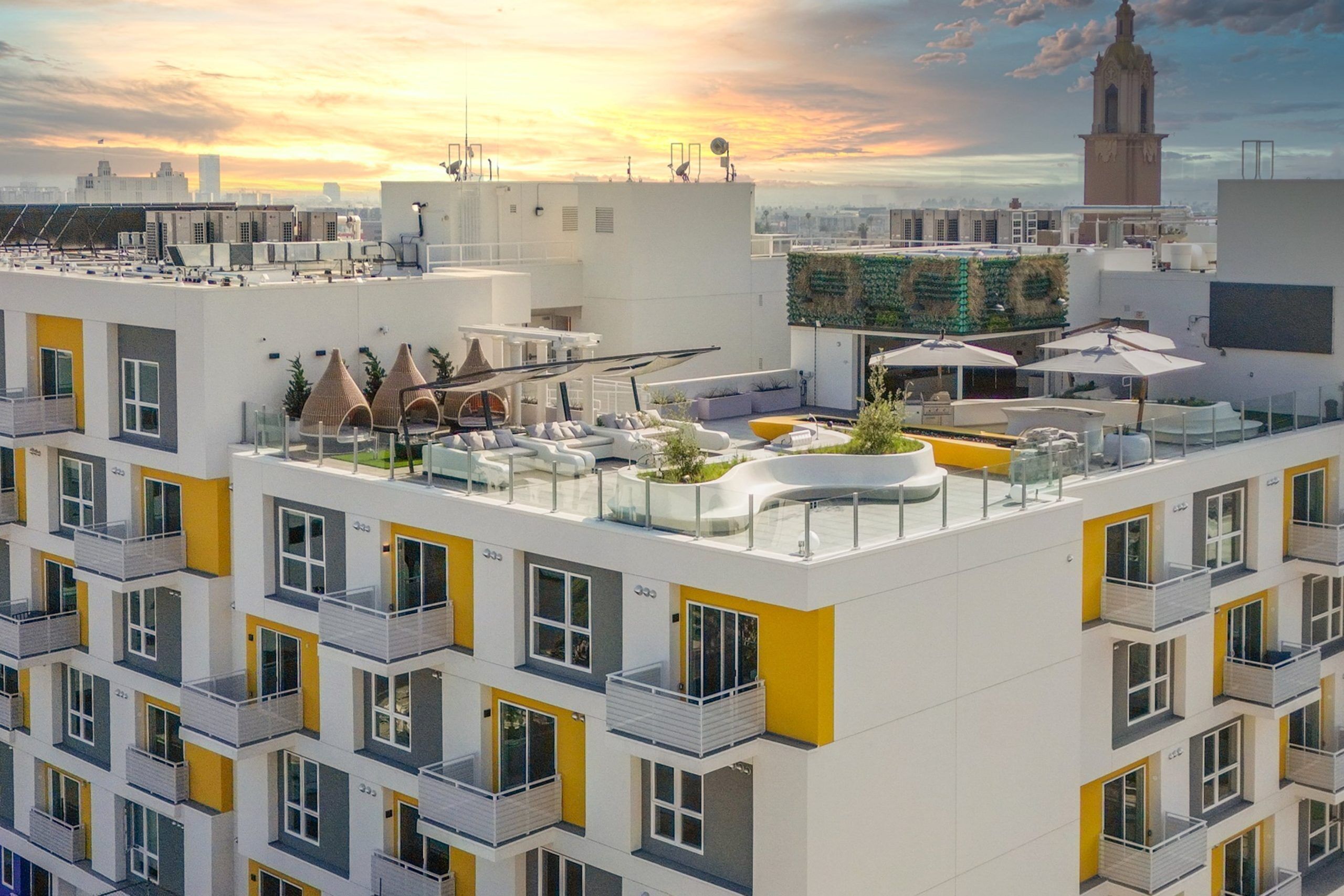Luxe Hollywood Stay with Rooftop and Pool 