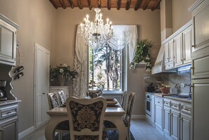 Kylskåp, mikrovågsugn, ugn och spishäll