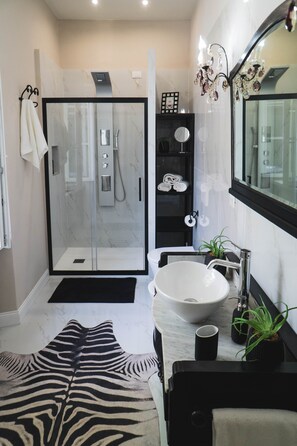 Douche, articles de toilette gratuits, sĂšche-cheveux, peignoirs