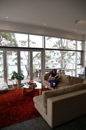 Smart TV, fireplace, books, video library - Baragoola Retreat - Luxury Waterfront Property in the Southern Tasmanian Bush (Sandford)