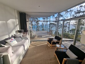 Smart TV, fireplace, books, video library - Baragoola Retreat - Luxury Waterfront Property in the Southern Tasmanian Bush (Sandford)