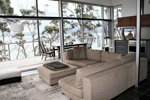 Baragoola Retreat - Luxury Waterfront Property in the Southern Tasmanian Bush