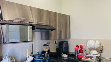 Geladeira, micro-ondas, fogão, cafeteira/chaleira