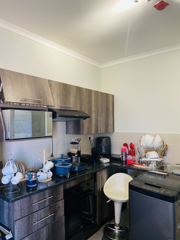 Fridge, microwave, oven, coffee/tea maker - 5 minutes from airport.6 minutes to biggest shopping complex.Centrally located (Gaborone)