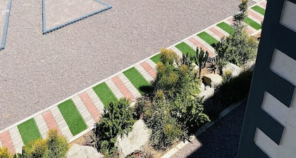 5 minutes from airport.6 minutes to biggest shopping complex.Centrally located