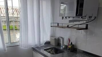 Geladeira, micro-ondas, cooktop, torradeira