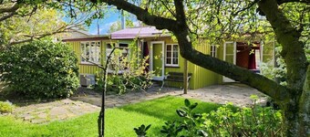Cosy and private cottage with crashing waves and bird song to soothe your soul.