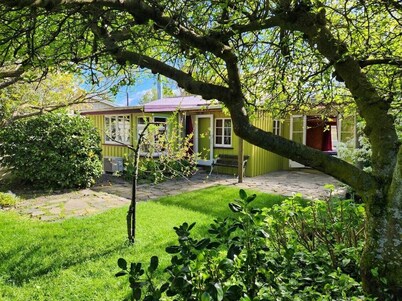 Cosy and private cottage with crashing waves and bird song to soothe your soul.
