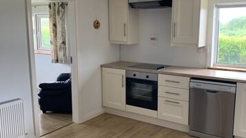 Departamento | Cocina privada | Refrigerador, microondas, horno y parrilla de estufa