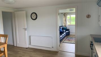 Departamento | Cocina privada | Refrigerador, microondas, horno y parrilla de estufa