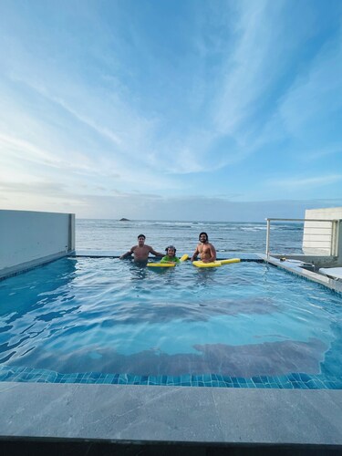 Amazing ocean front house with heated pool/ Book with confidence!