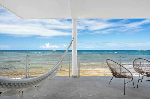 Amazing ocean front house with heated pool/ Book with confidence!