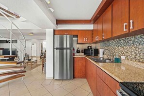 Køleskab, mikrobølgeovn, ovn, kogeplade