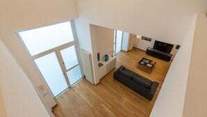 Una sala de estar moderna con un sofá, una mesa de centro y una chimenea.