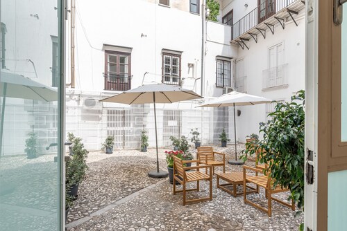 Torremuzza Apartment with Private Courtyard by Wonderful Italy
