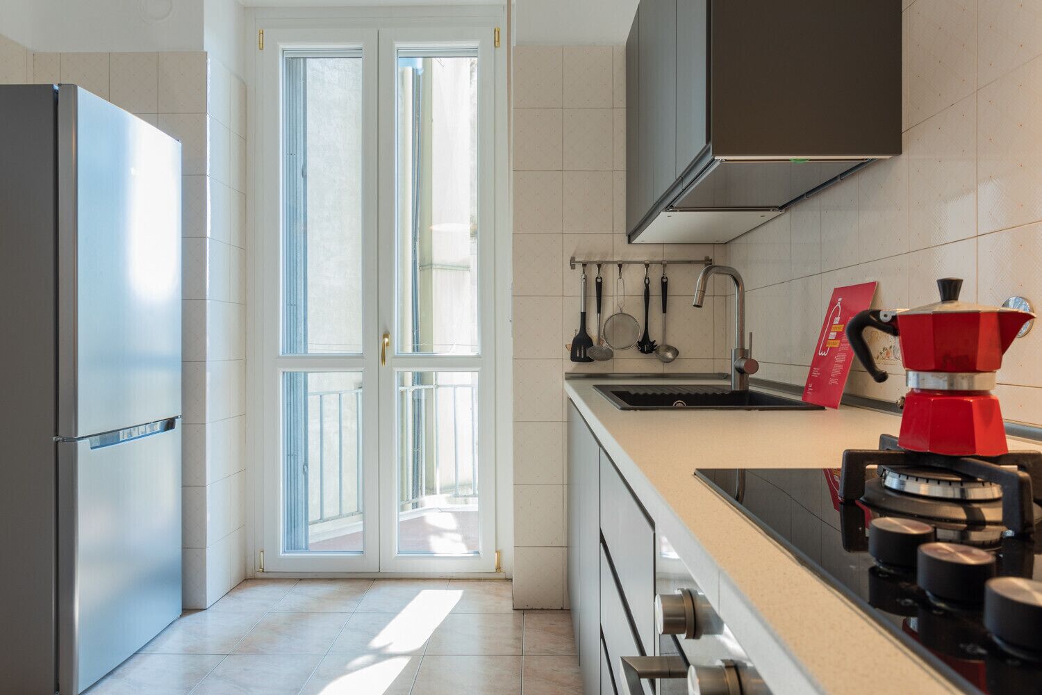 Kühlschrank, Mikrowelle, Geschirrspüler, Wasserkocher