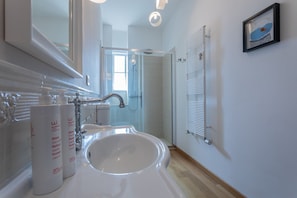 Dusche, Haartrockner, Bidet, Handtücher