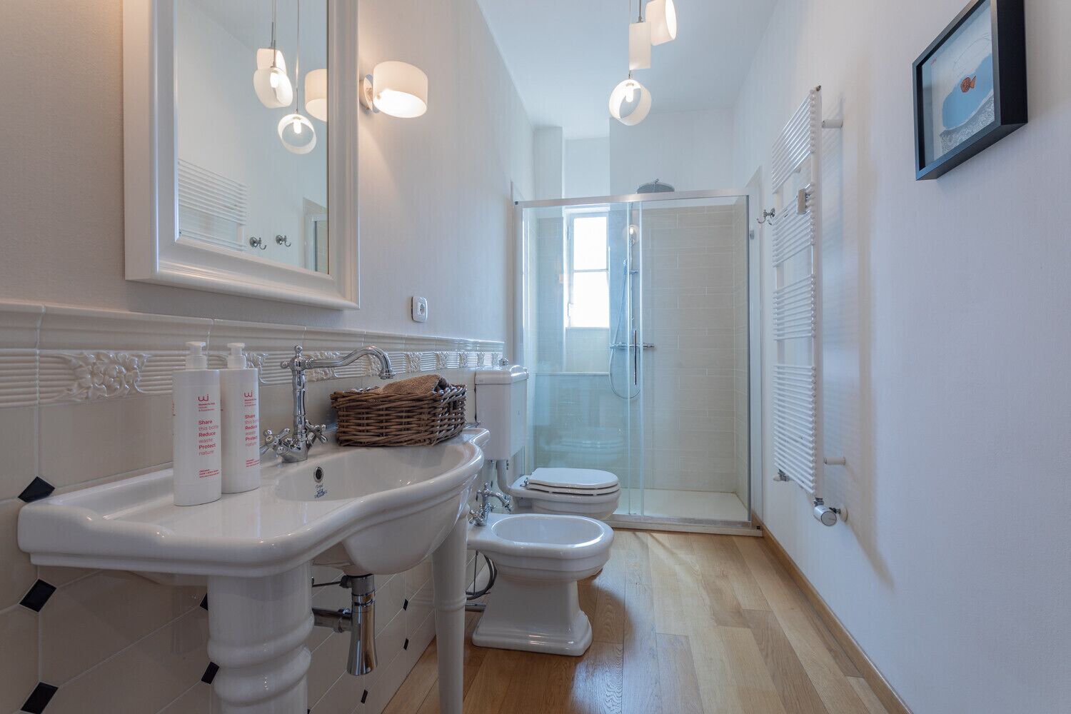 Douche, sèche-cheveux, bidet, serviettes fournies