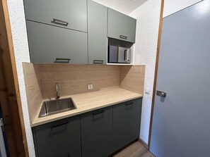 Kühlschrank, Mikrowelle, Ofen, Wasserkocher mit Kaffee-/Teezubehör