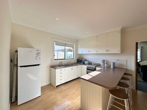 Fridge, microwave, toaster, cookware/dishes/utensils - O'Sea - Neat and tidy (Robe)