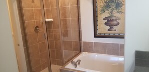 Bañera con ducha, bañera de hidromasaje, toallas