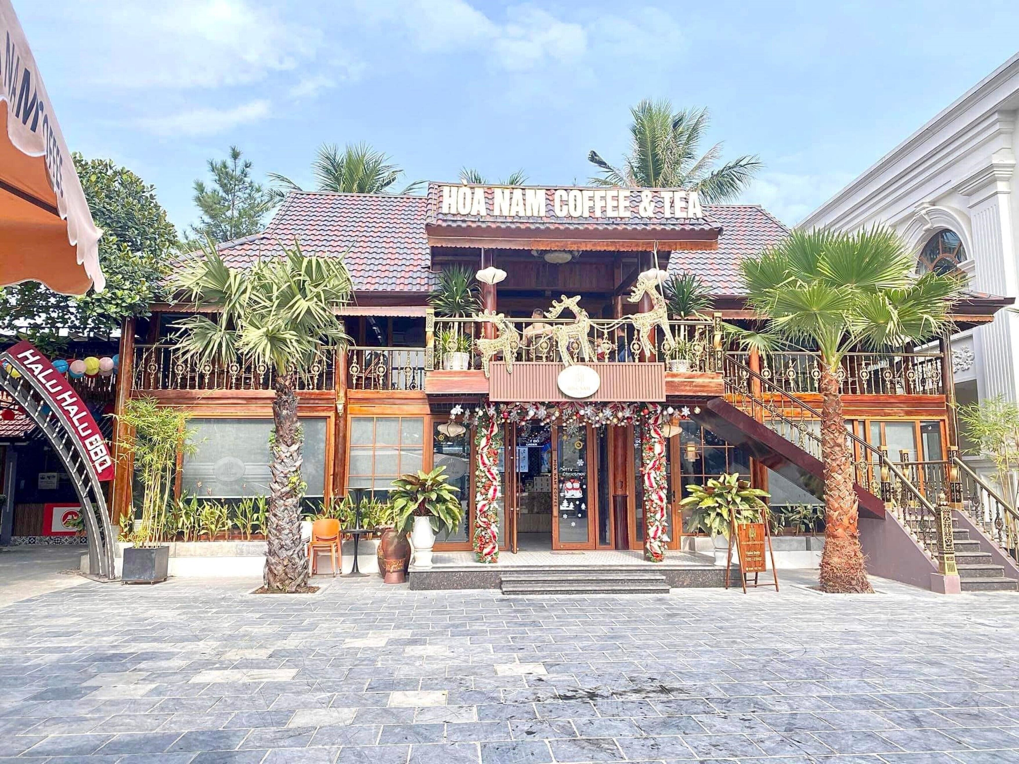 Um edifício com uma placa que diz "HOA NAM COFFEE & TEA".