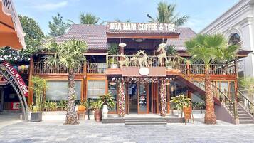 Um edifício com uma placa que diz "HOA NAM COFFEE & TEA".