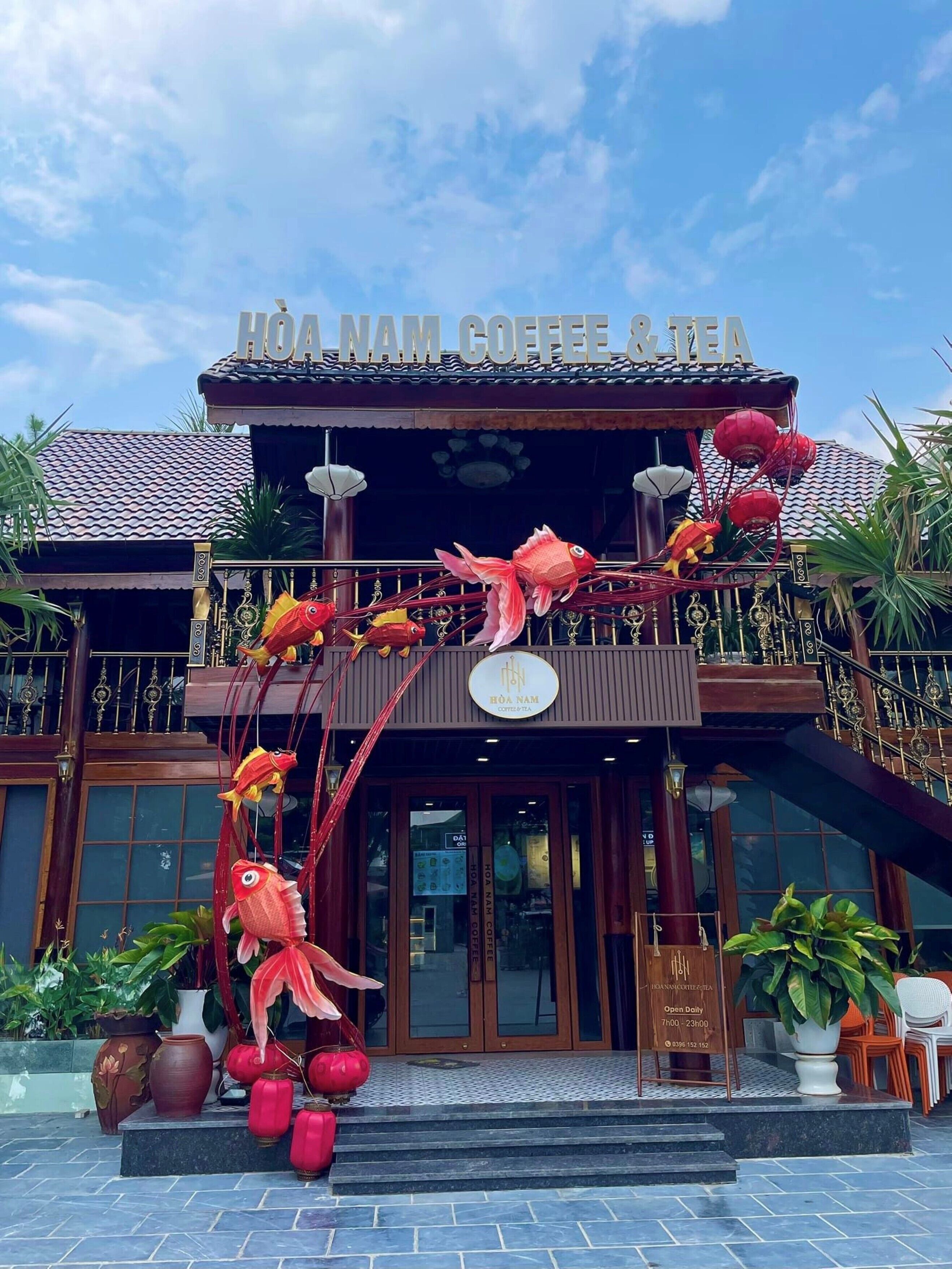 Un edificio con un letrero que dice "HOÀ NAM COFFEE & TEA".