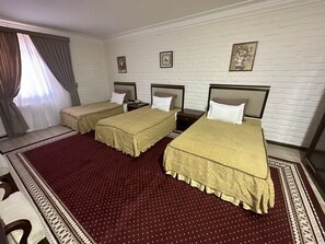 Tremannsrom – standard | Skrivebord, skrivebord for bærbar PC, wi-fi (inkludert) og sengetøy