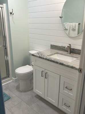 Een douche, een haardroger, handdoeken, zeep