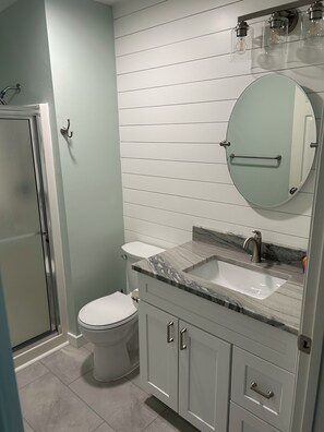 Dusche, Haartrockner, Handtücher, Seife