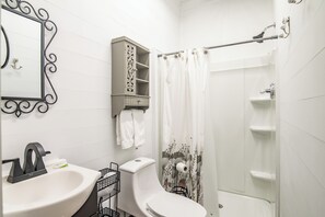 Bathtub, towels