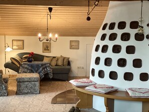 Smart-tv, eldstad och en stereo