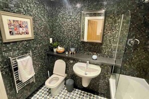 Shower, towels - Cosy, Bright and Central Flat for Work and Holiday (Manchester)