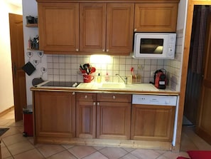 Coffee/tea maker, fridge, microwave, oven - 150m from shops, 1st floor, balcony, tv, 40m², Méribel-Mottaret (Méribel - Les Allues)
