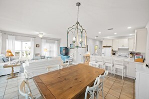 Dining - Sea La Vie B | Sunny Gulf Retreat w/ Deck | Sleeps 10 (Gulf Shores)