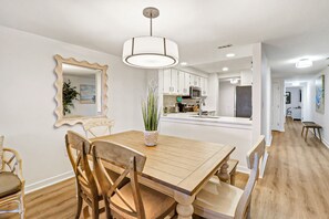 Dining - Gorgeous Updated Oceanfront 3 Bedroom Villa with community pool (Hilton Head Island, SC)