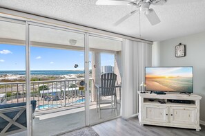 テレビ、DVD プレーヤー