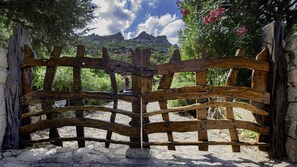 Property grounds - Villa in the heart of a green oasis with private pool and panoramic terraces (Costa Paradiso)