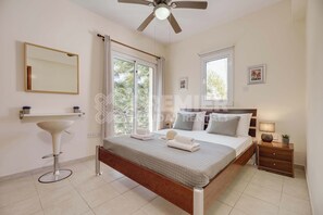 3 habitaciones, tabla de planchar con plancha, wifi y ropa de cama 