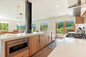 Frigorifero, microonde, forno, piano cottura