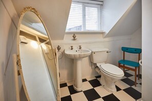 Dusj, hårføner, håndklær og sjampo