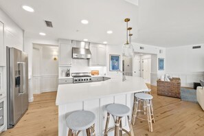 Kylskåp, mikrovågsugn, ugn och spishäll