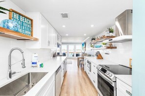 Mikrowelle, Geschirrspüler, Wasserkocher mit Kaffee-/Teezubehör, Toaster