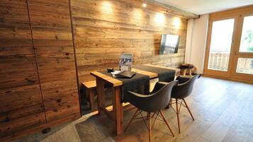 Een 10-inch flatscreentelevisie met kabelzenders