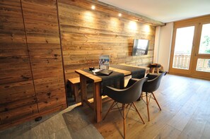 10-inch flat-screen TV with cable channels - Z Suite - Haus Roger (Zermatt)